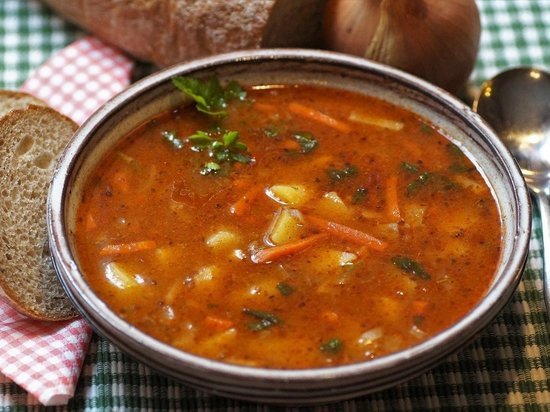 Диетолог рекомендует есть суп в тридцатиградусную жару