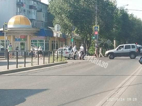 В Астрахани перекрыли улицу из-за аварии
