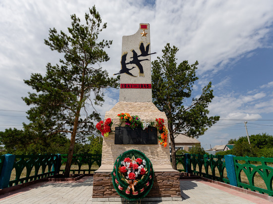 В День памяти и скорби сотрудники «НОВАТЭК-Челябинск» высадили деревья возле мемориалов