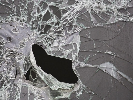 В Оренбурге стекло машины разбили пустой бутылкой