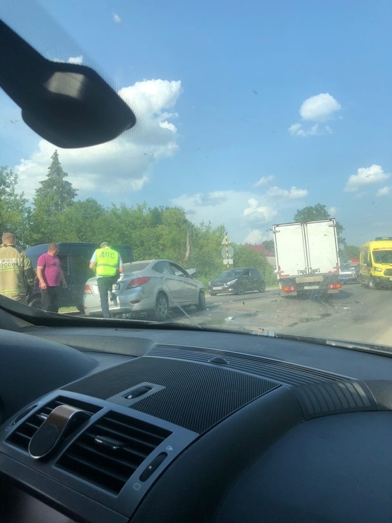 В Нижней Дубровенке в Смоленске в ДТП водителя зажало в искореженной иномарке