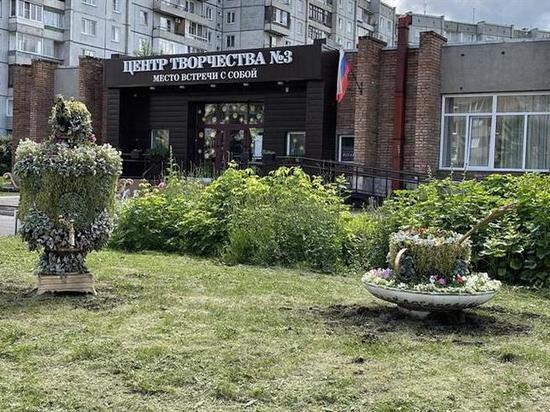 Клумбы в виде самовара и чайной пары появились в Красноярске