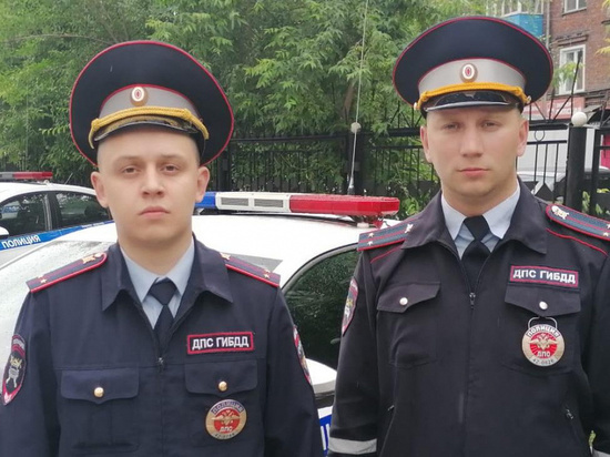 Новокузнецкие сотрудники ГИБДД спасли более 20 человек из горящего дома