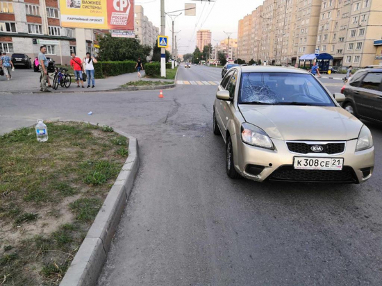 Отвлекшийся на телефон водитель сбил двух школьниц на переходе в Новочебоксарске