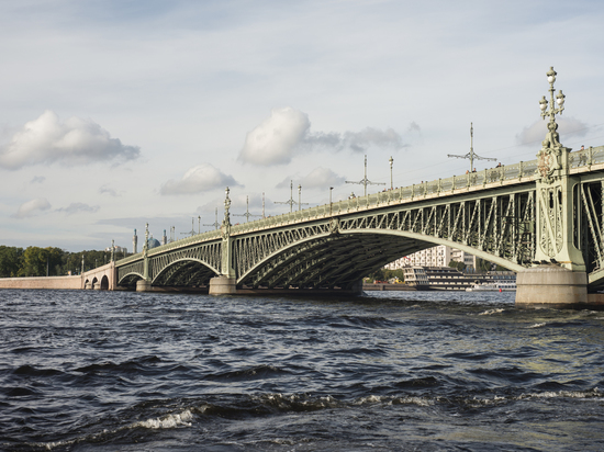 Троицкий мост развели в Петербурге из-за «Алых парусов»