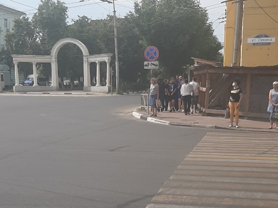 В центре Рязани засняли мужчину в наручниках под конвоем полицейских