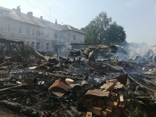 Двое сотрудников МЧС по Ивановской области попали в больницу после тушения пожара