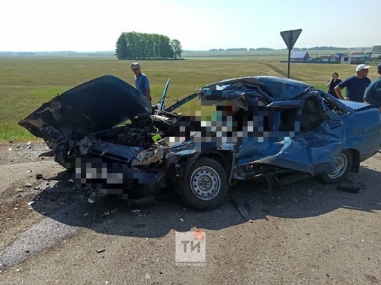 В лобовом столкновении КАМАЗа с легковушкой в Татарстане погибла семейная пара