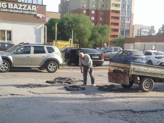 На улице Гоголя в Рязани пенсионер сам заделал ямы на дороге