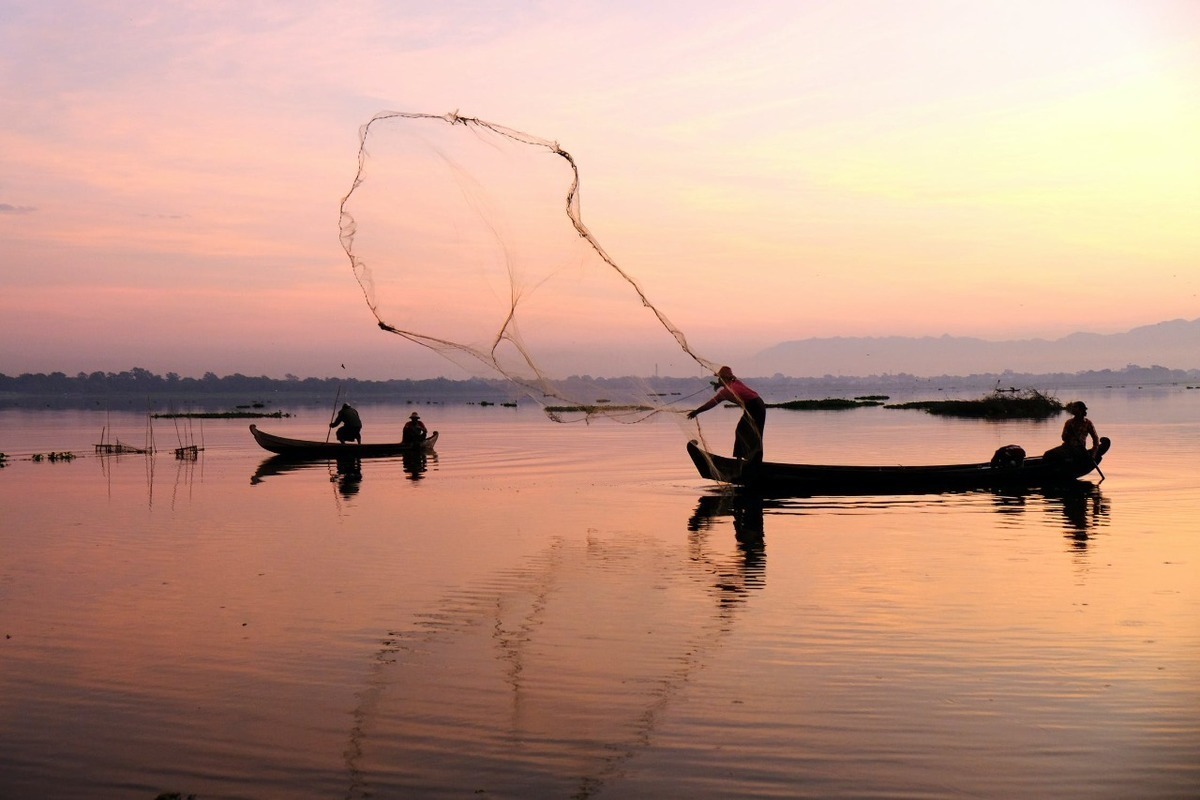 Свыше трех. Рыбацкая тема на андроид. Fisherman throwing ne.