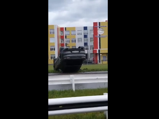 Люксовая иномарка перевернулась на крышу в жёстком ДТП на Лесной Поляне