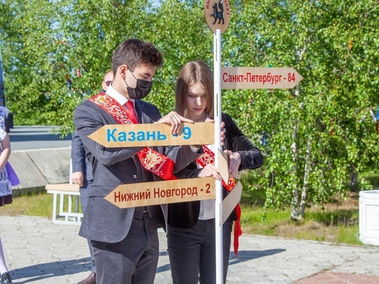 Куда поедут учиться: выпускники Салехарда установили указатель с названиями городов и заложили новую традицию