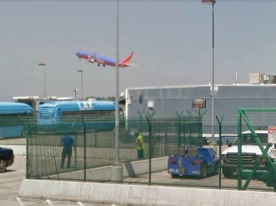 Мужчина выпрыгнул из самолета при взлете в аэропорту Лос-Анджелеса