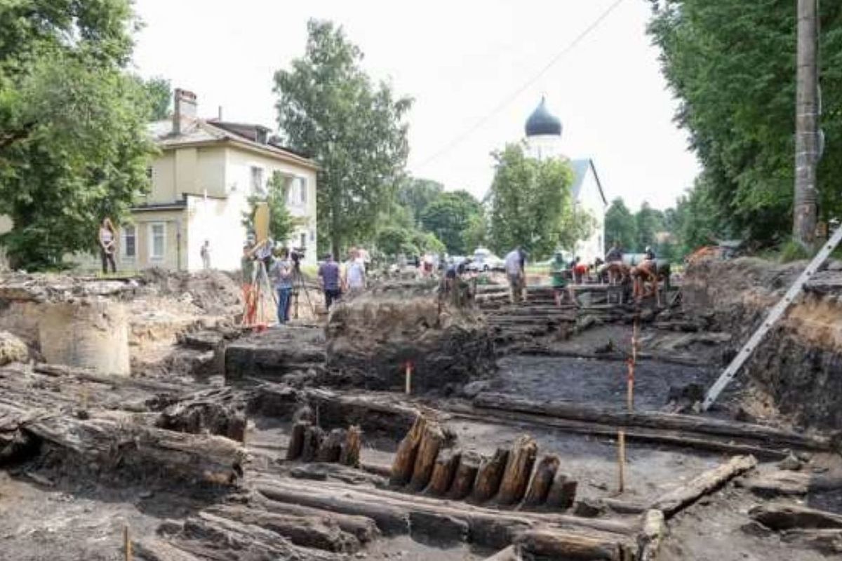 Новгород археологические раскопки. Великий Новгород Мостовая на Ильина. Раскопки в Великом Новгороде. Раскопанная Мостовая в Новгороде. Новгородские мостовые деревянные.