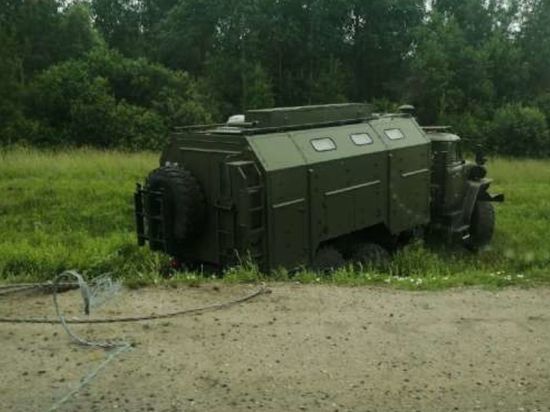 Военный «Урал» улетел в кювет на трассе в Новгородском районе