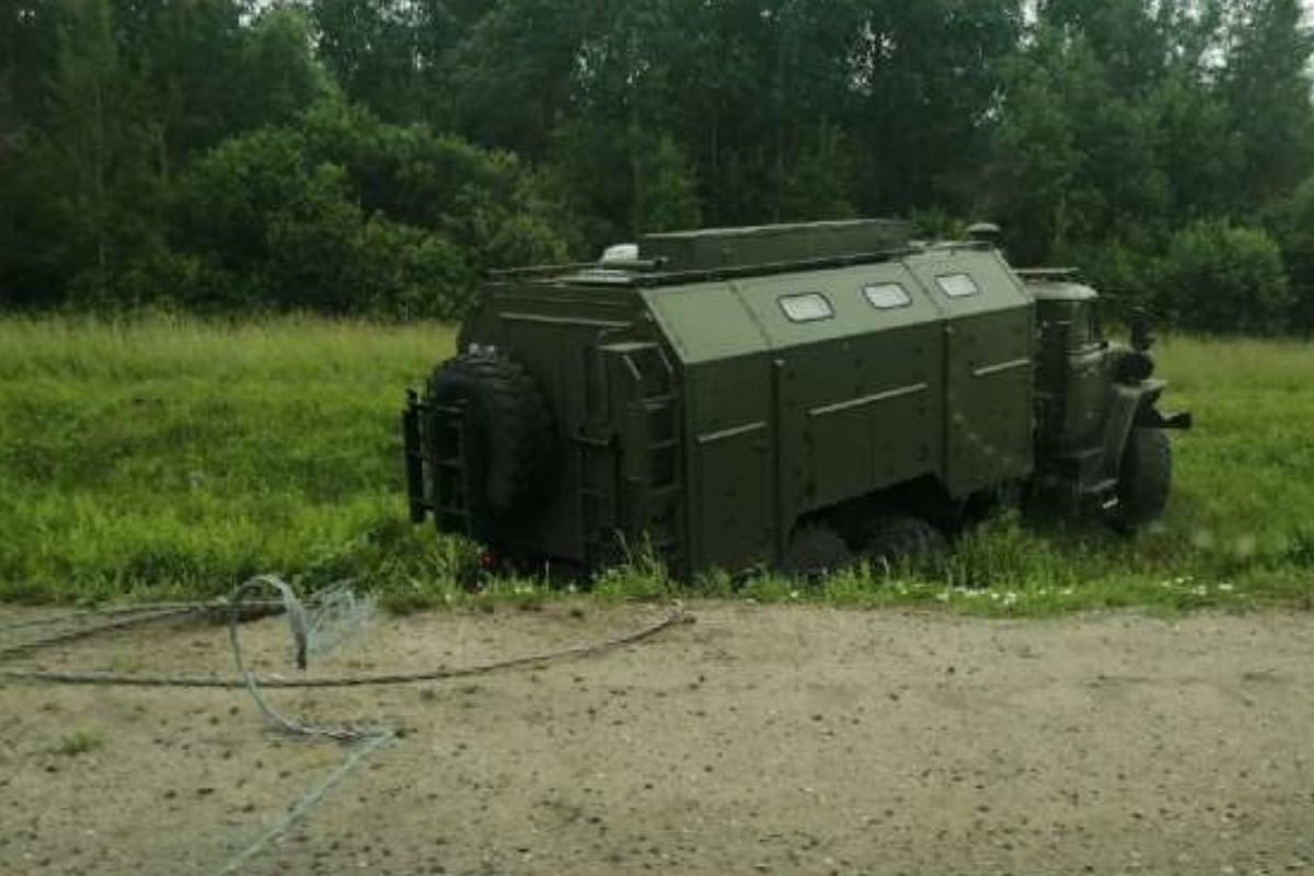 Военный «Урал» улетел в кювет на трассе в Новгородском районе - МК Великий  Новгород