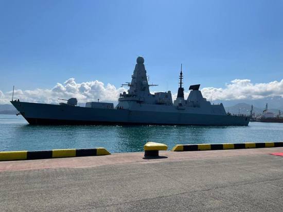 Грузины встретили танцами британский эсминец Defender после антироссийской провокации