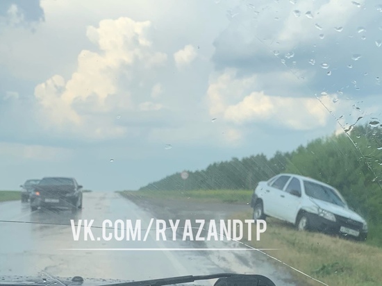 В Пронском районе во время сильного дождя столкнулись три машины