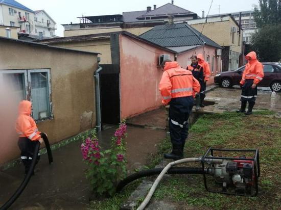 В Анапе устраняют последствия очередного залпового ливня