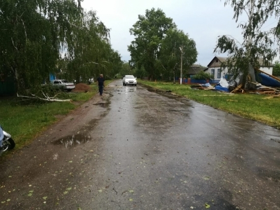 Ураган снес крыши домов, кондитерской и автомойки в Башкирии