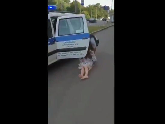 Женщина в МФЦ в Москве сняла маску, укусила полицейского и потеряла сознание