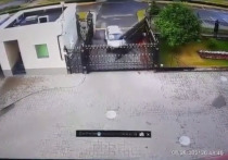 ГАИ Минска в Белоруссии в своем Telegram-канале опубликовало видеозапись, на которой автомобиль протаранил ранее 26 июня ворота российского посольства