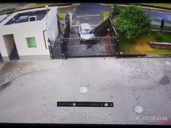 Таран ворот посольства России в Минске попал на видео