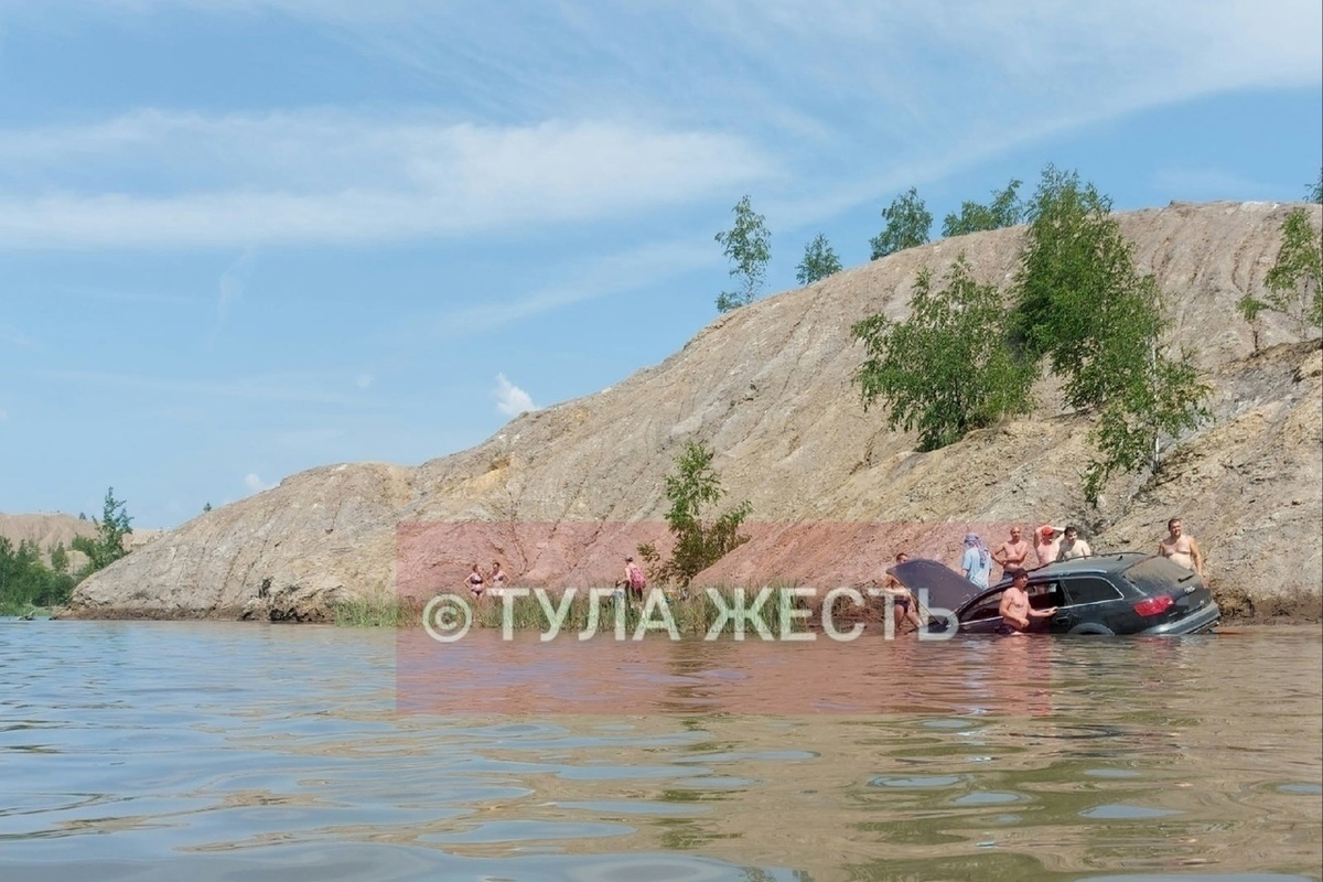 В Кондуках Тульской области очевидцы засняли машину в воде - МК Тула