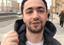 На комика Идрака Мирзализаде напали в центре Москвы из-за его шутки о русских, сообщает Telegram-канал Baza