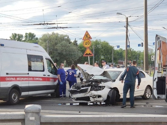 Авария на Петергофском шоссе парализовала движение