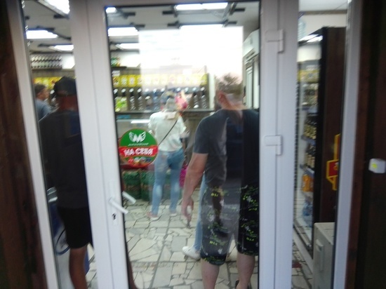 В «трезвое воскресенье» 27 июня саратовцы стояли в очередях в специализированных пивных магазинах