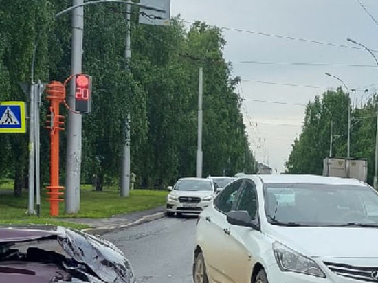 Тройное ДТП с участием такси случилось на кемеровском перекрёстке