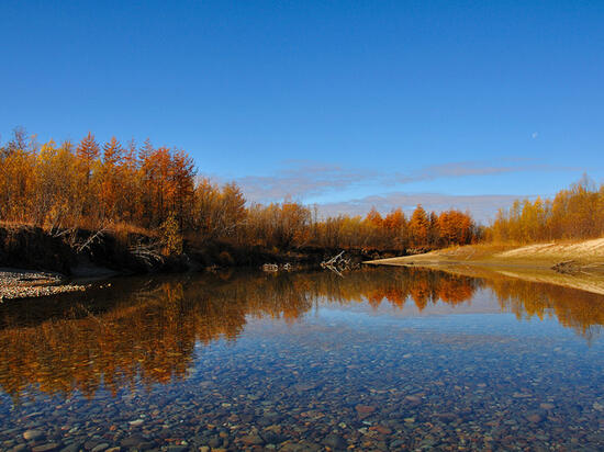 Водоем ледникового происхождения находится в верхнем течении реки Охота