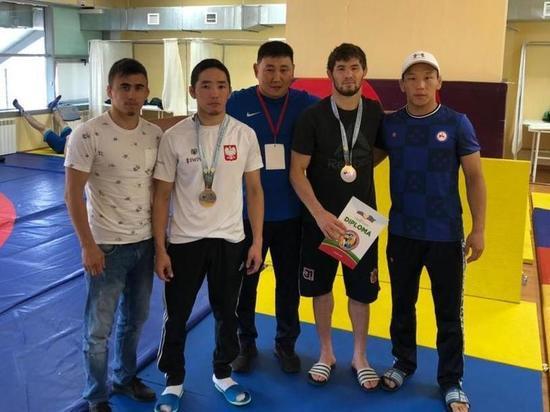 Якутские борцы завоевали медали на Алиевском турнире в Дагестане