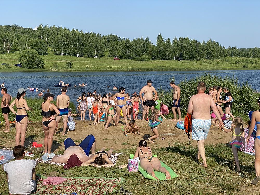 Толпа отдыхающих собралась на пруду под Тулой в минувшие выходные: жаркие фото с пляжа