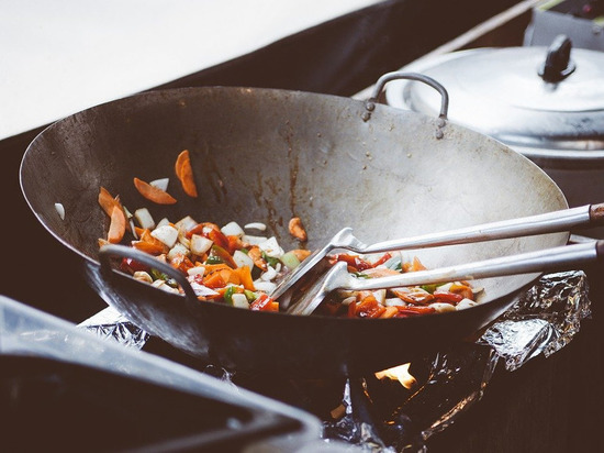 В Донецке пригоревшая пища привела к госпитализации мужчины