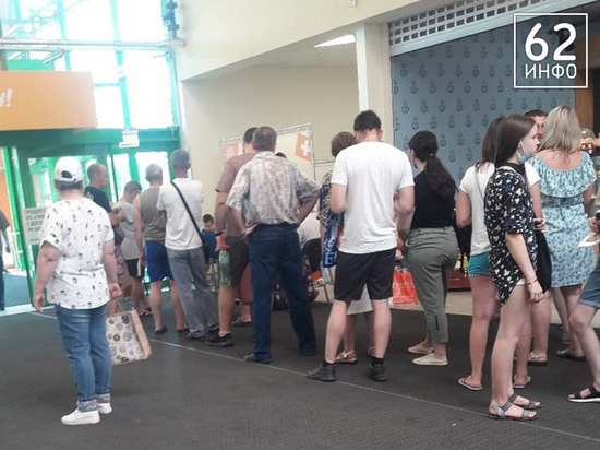 В гипермаркете «Глобус» в Рязани снова засняли очередь на прививку от COVID-19