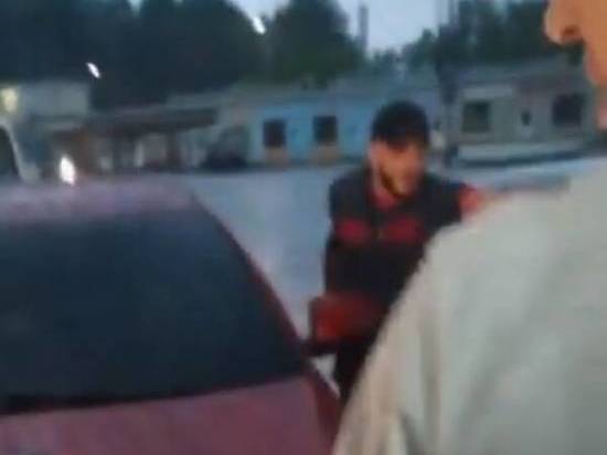 В Брянске автохам устроил перепалку с покупательницами магазина