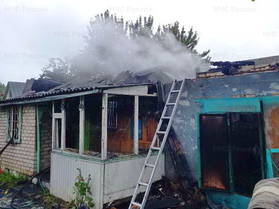 В Смоленске утром горели под одной крышей баня, дом и гараж