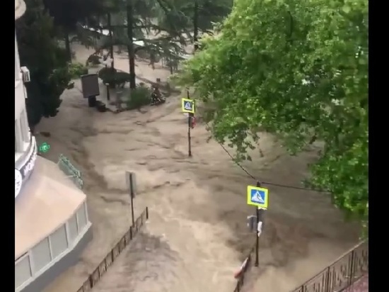 Синоптик рассказал, ждать ли крымского потопа в Москве из-за "суперливня"