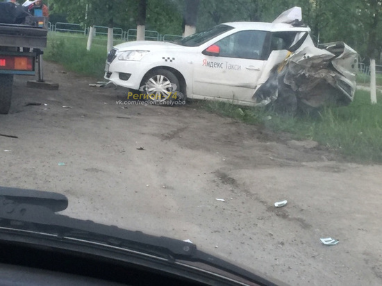 В Челябинской области LADA Kalina врезалась в автомобиль «Яндекс.Такси»