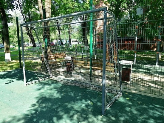 Во дворе на Богдана Хмельницкого в Белгороде поставили турники и тренажеры