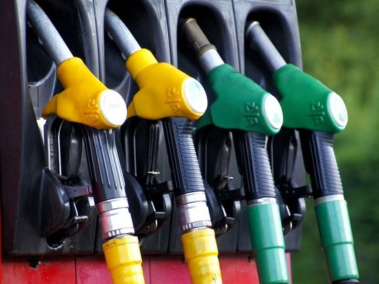 Власти сообщили среднюю цену на бензин в Саратовской области