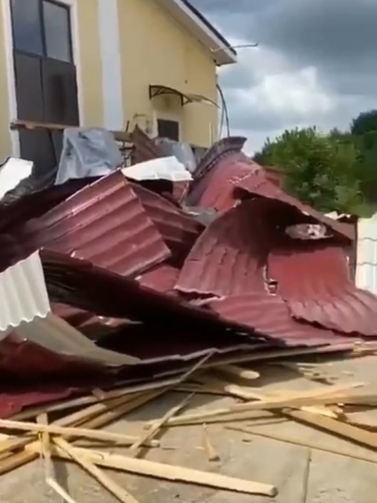 В одном из аулов Адыгеи ветром сорвало крышу Дома Культуры