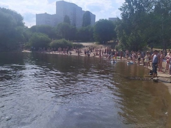 Водолазы достали из воды тело подростка на пляже в районе моста в Саратове