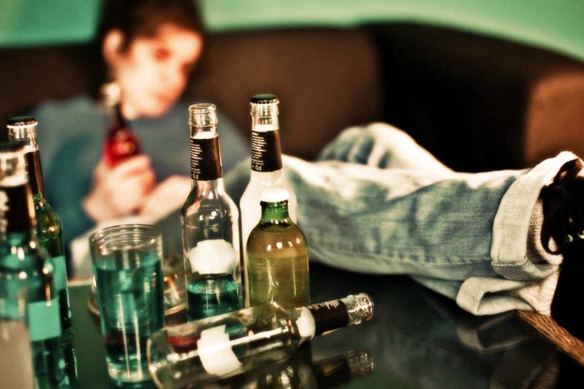 Дети собутыльники мужские. Алкоголизм. Алкоголизация. Собутыльник для женщин. Алкоголизация населения фото.