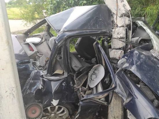 Под Хабаровском машина разбилась об столб, пострадали двое