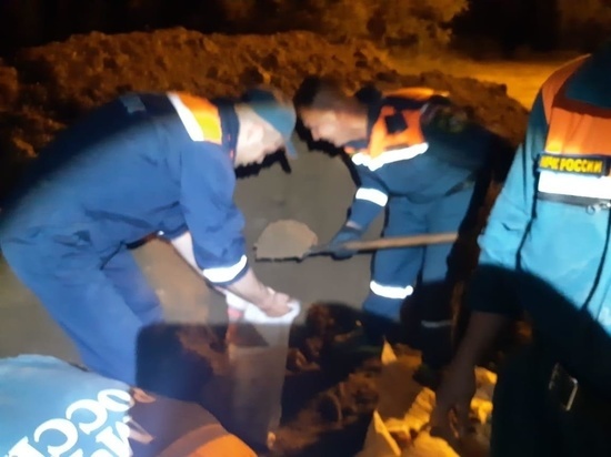 На протяжении всей ночи спасатели укрепляли дамбу в Михайловском районе