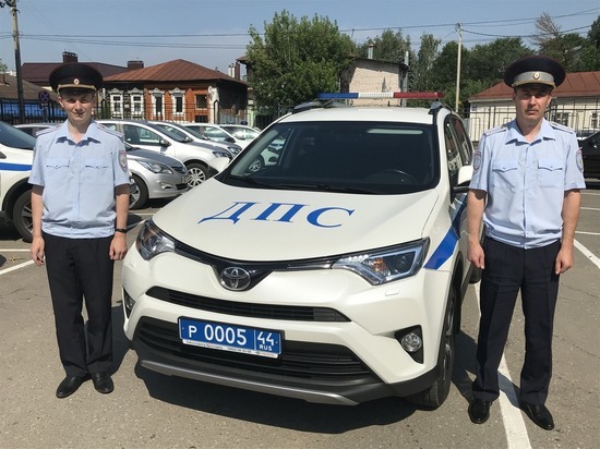 Костромские дорожные полицейские получили благодарность от костромички за спасение ребенка