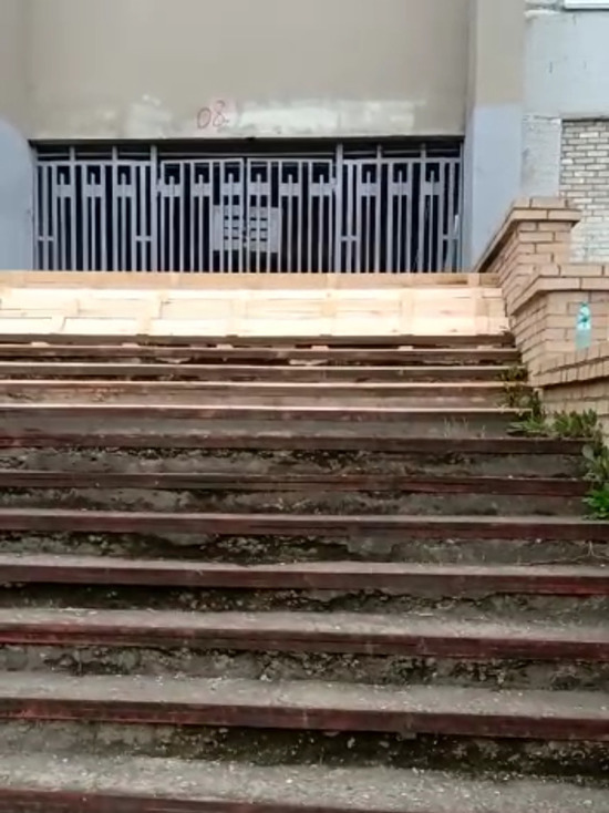 Рабочие приступили к ремонту лестницы одной из школ Серпухова
